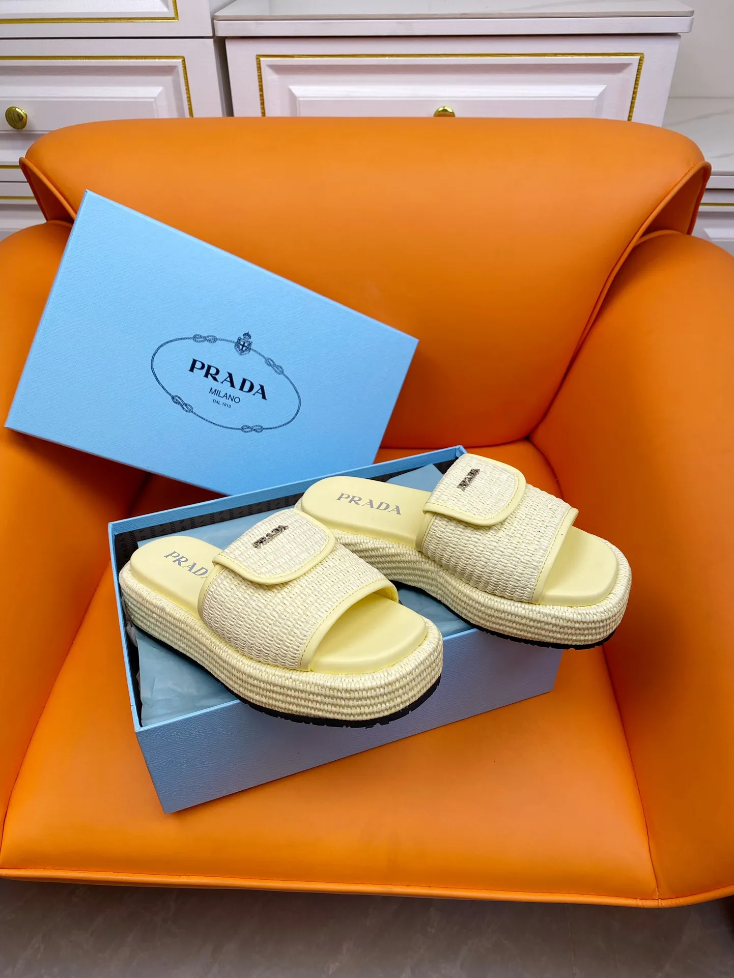 👟👟Ex-factory price 520👟👟 PRADA 2024ss raffia woven slippers This year's popular straw series, lazy people's must-have slippers are so good-looking on the feet. The whole pair of shoes is light, comfortable and bright colors meet the various choices of fashionable people of different styles! Original custom-made raffia Sheepskin lining 1:1 open mold outsole Size number: 35-39 (40 customizations are not returnable)
